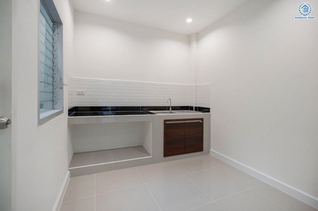 บ้านมือสองตกแต่งใหม่ ดีไซน์สวย โครงการ นนทรีพลัส บางกรวย เนื้อที่ 20 ตร.ว. ฟังก์ชัน 4 ห้องนอน 3 ห้องน้ำ จอดรถได้ 1 คัน รองรับทุกกิจกรรม บนทำเลเชื่อมต่อหลายเส้นทาง ใกล้จุดขึ้นทางด่วน "ประจิมรัถยา" และรถไฟฟ้าสายสีแดง "สถานีบางบำหรุ"